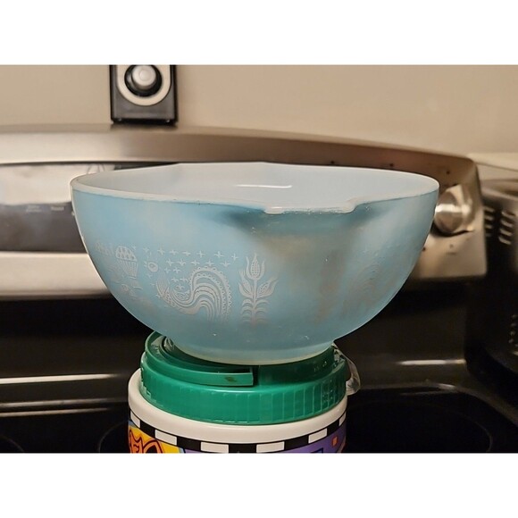Pyrex Amish Butterprint White on Turquoise 1 1/2 qt Cinderella Mixing Bowl #442 - Picture 2 of 14